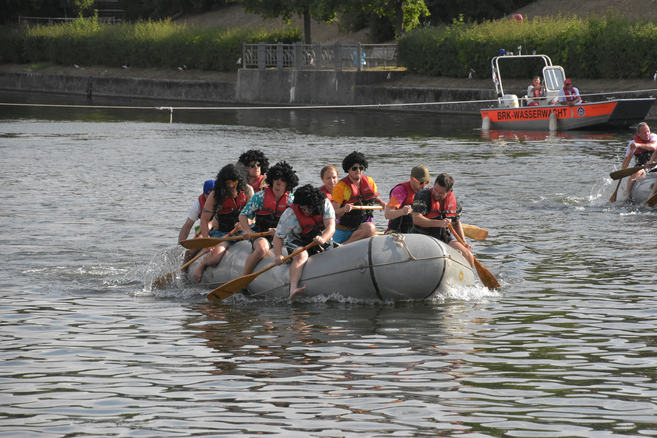 Jedes Jahr lockt das Paddelbootrennen der Wasserwacht am Samstagnachmittag die Teilnehmer*innen und Besucher*innen an den Uferpromenade
